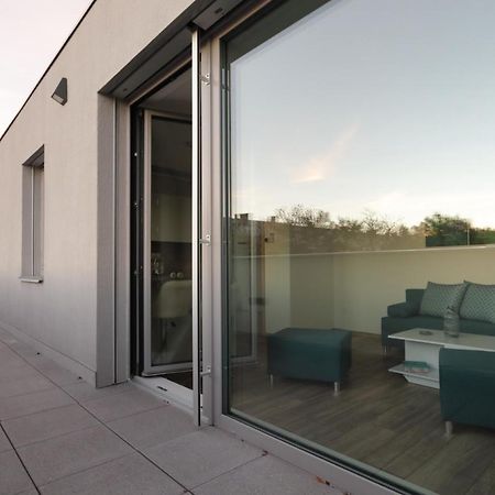 Stresni Apartman S Terasou Hradec Kralove Exterior photo