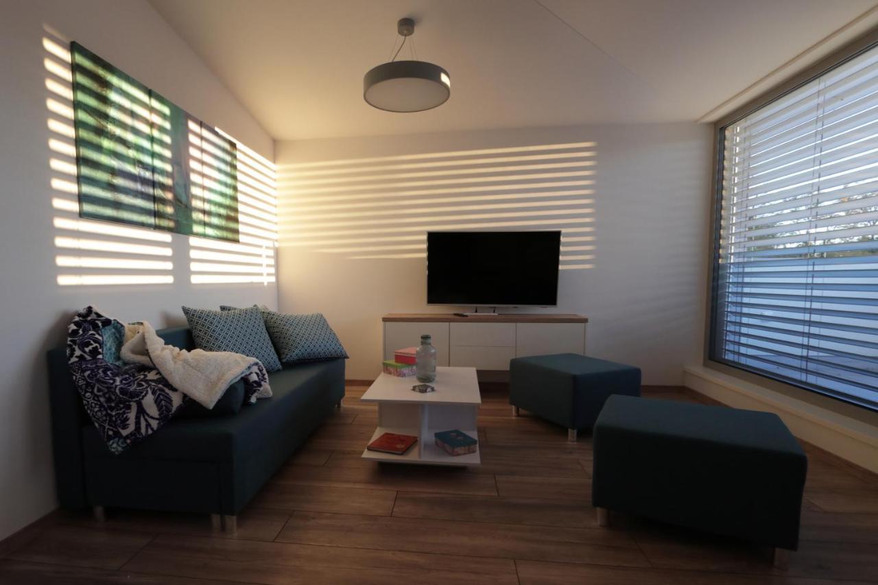Stresni Apartman S Terasou Hradec Kralove Exterior photo