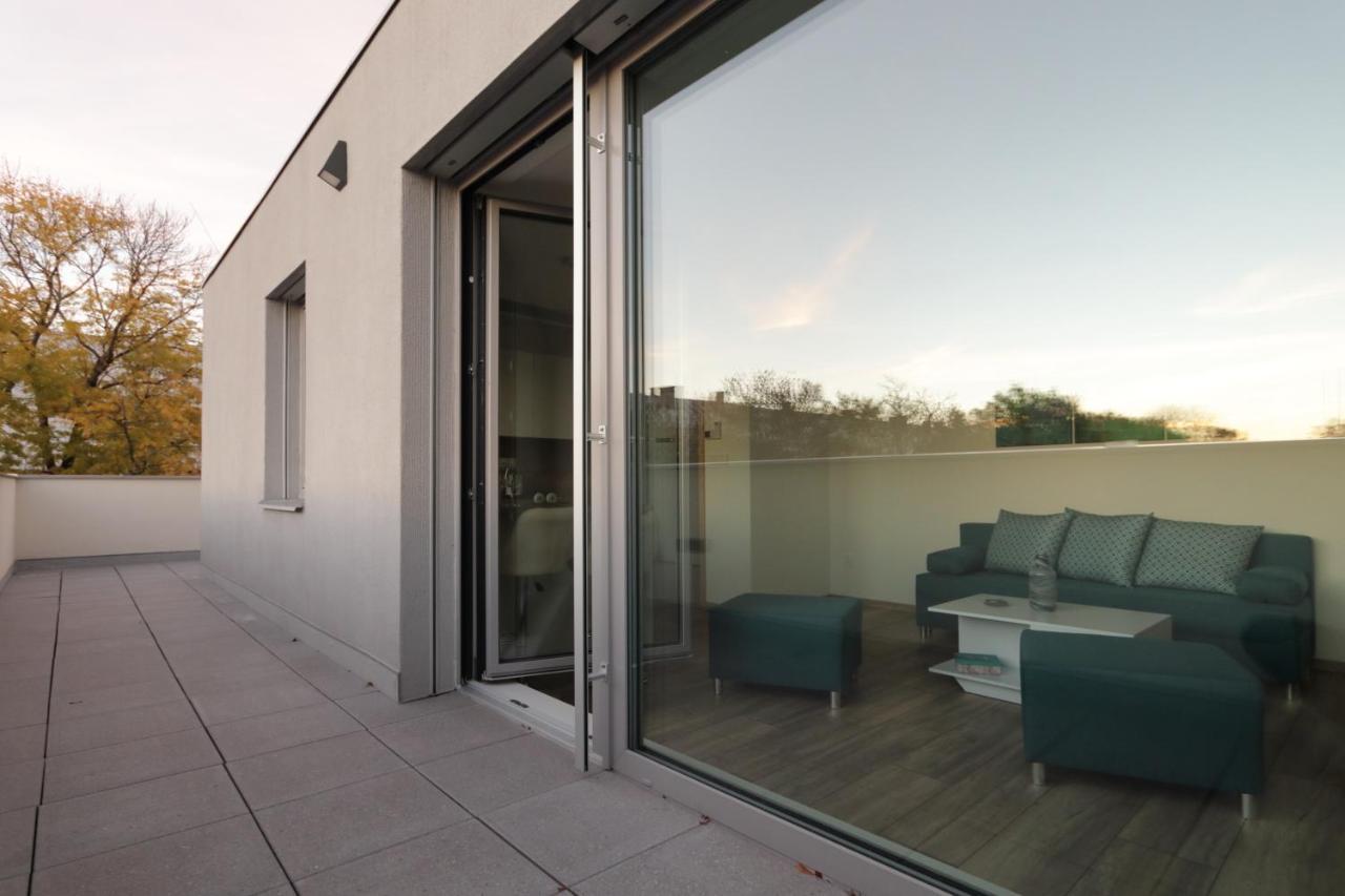 Stresni Apartman S Terasou Hradec Kralove Exterior photo