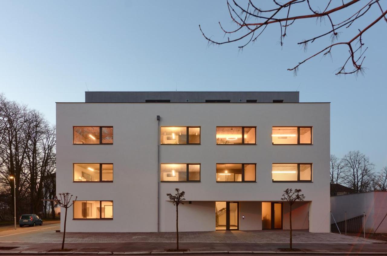 Stresni Apartman S Terasou Hradec Kralove Exterior photo
