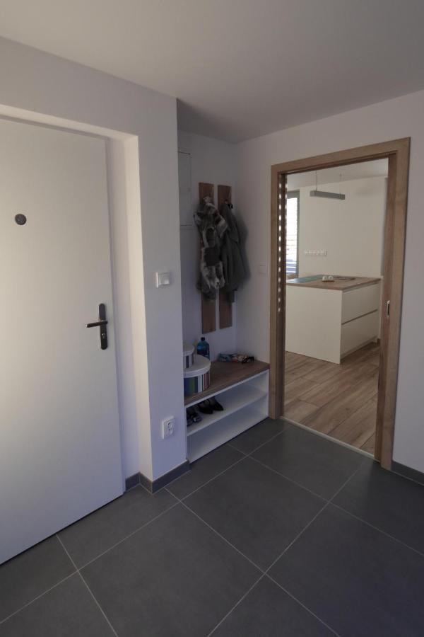 Stresni Apartman S Terasou Hradec Kralove Exterior photo