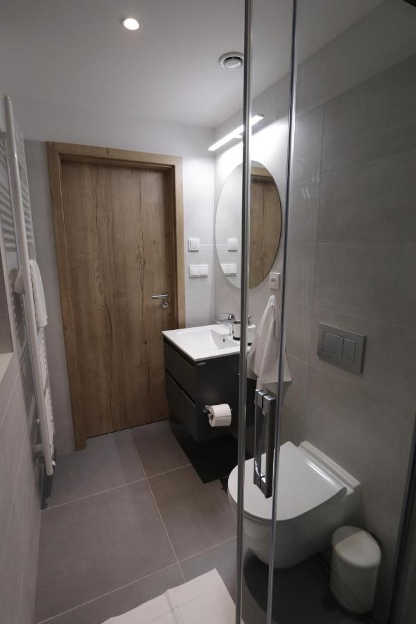 Stresni Apartman S Terasou Hradec Kralove Exterior photo